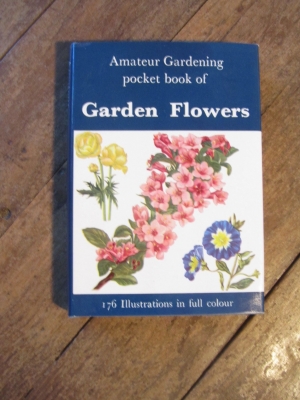 AMATEUR GARDENING POCKET BOOK OF GARDEN FLOWERS / DAKERS 1960